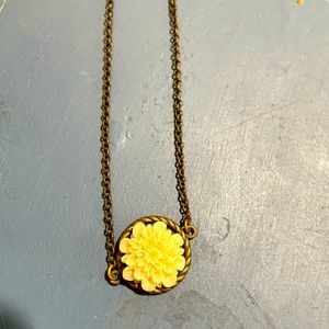 Cute vintage style flower necklace